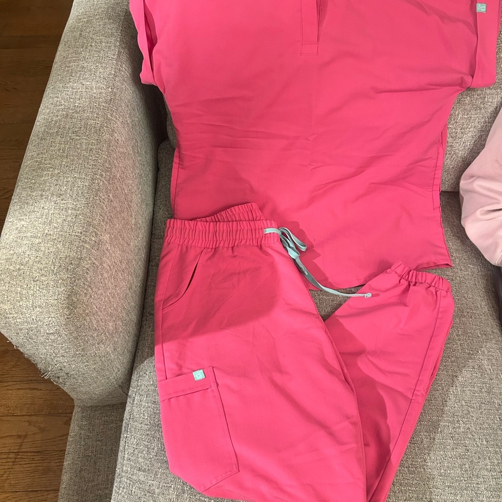 Garde Malade Scrub Set – Bright Pink